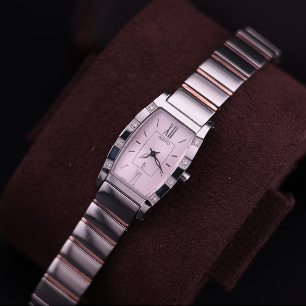 Y2K Seiko Lukia 1F20-0BK0 Women’s Watch 
8P Diamond Accent - Swarovski stone